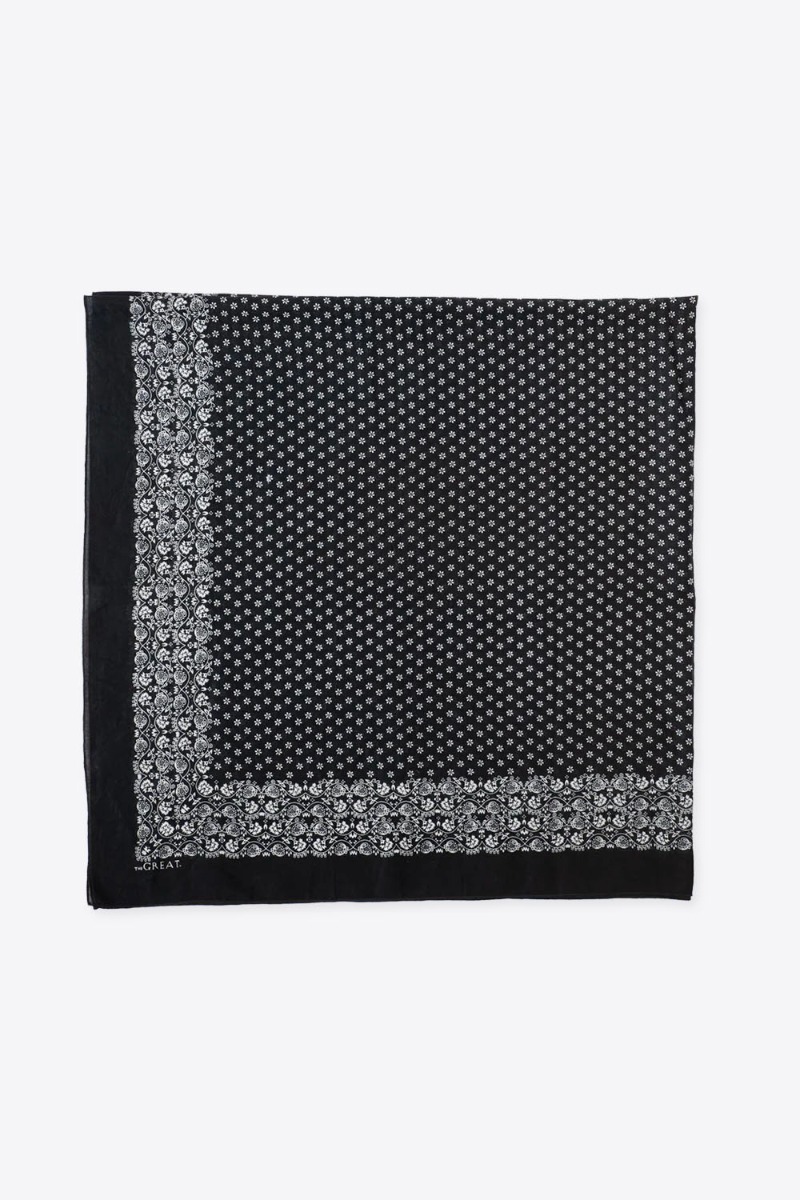 Grand foulard Bandana The Great en coton noir d&eacute;lav&eacute;, vu &agrave; plat pli&eacute; en quatre.