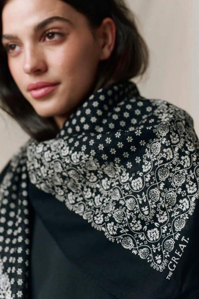Grand foulard Bandana The Great en coton noir d&eacute;lav&eacute;, port&eacute; nou&eacute; autour du cou.