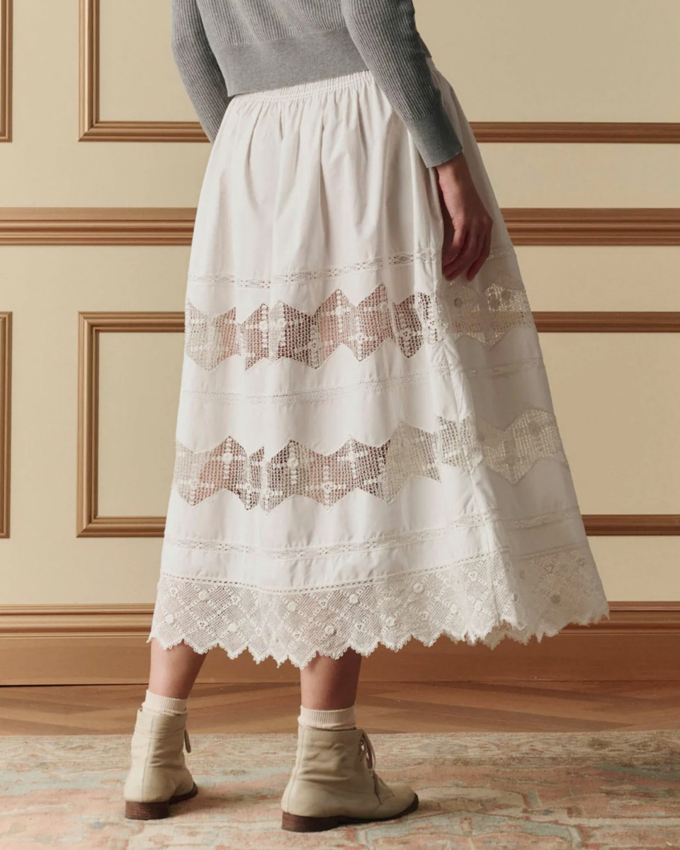 Jupe longue Rosette Crochet The Great en coton et dentelle blanche, port&eacute;e de dos.