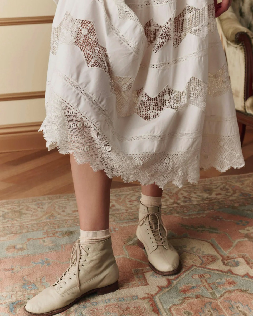 Jupe longue Rosette Crochet The Great en coton et dentelle blanche. D&eacute;tail de la dentelle &agrave; rosettes cr&egrave;me.