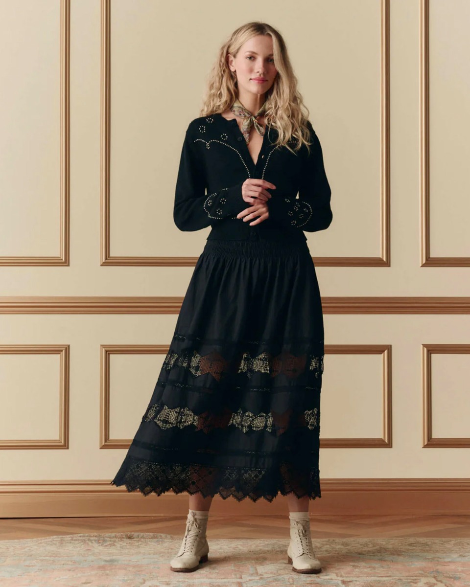 Jupe longue Rosette Crochet The Great en coton et dentelle noire, port&eacute;e de face avec une chemise noire.