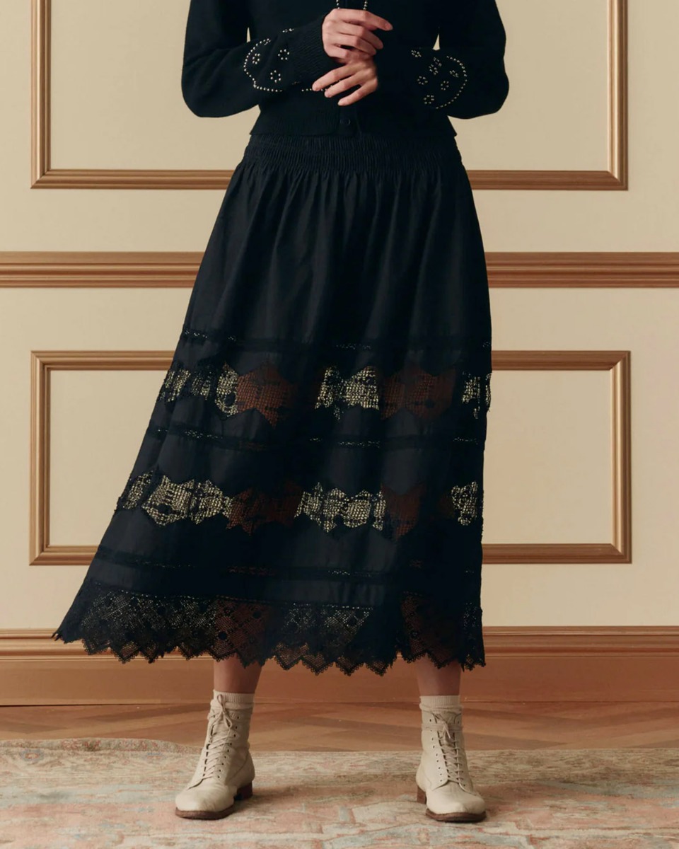 Jupe longue Rosette Crochet The Great en coton et dentelle noire, port&eacute;e de face.
