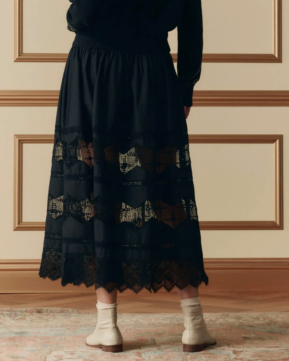 Jupe longue Rosette Crochet The Great en coton et dentelle noire, port&eacute;e de dos.