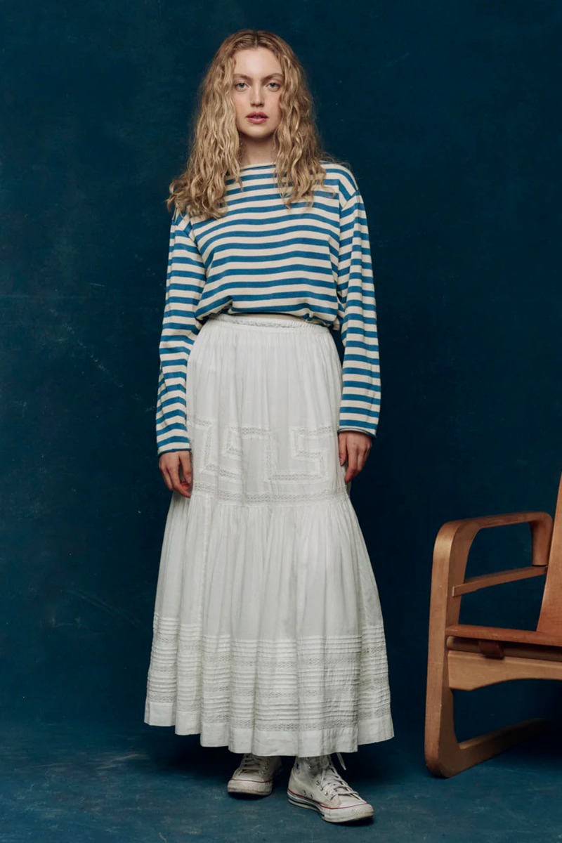 Jupe longue Victorian The Great en coton et dentelle blanche, port&eacute;e de face avec une marini&egrave;re.