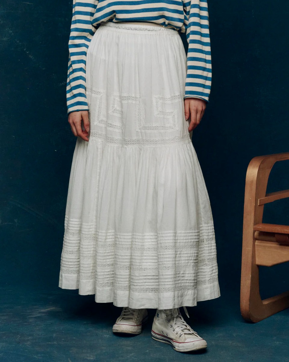 Jupe longue Victorian The Great en coton et dentelle blanche, port&eacute;e de face.