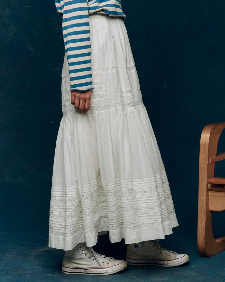 Jupe longue Victorian The Great en coton et dentelle blanche, port&eacute;e de profil.