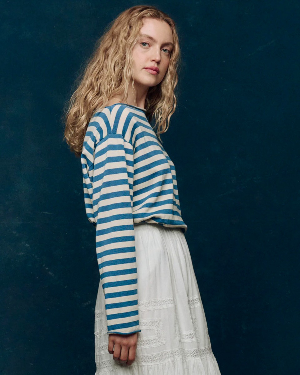 Marini&egrave;re Sailor The Great en coton ray&eacute; bleu et cr&egrave;me, port&eacute;e de profil.