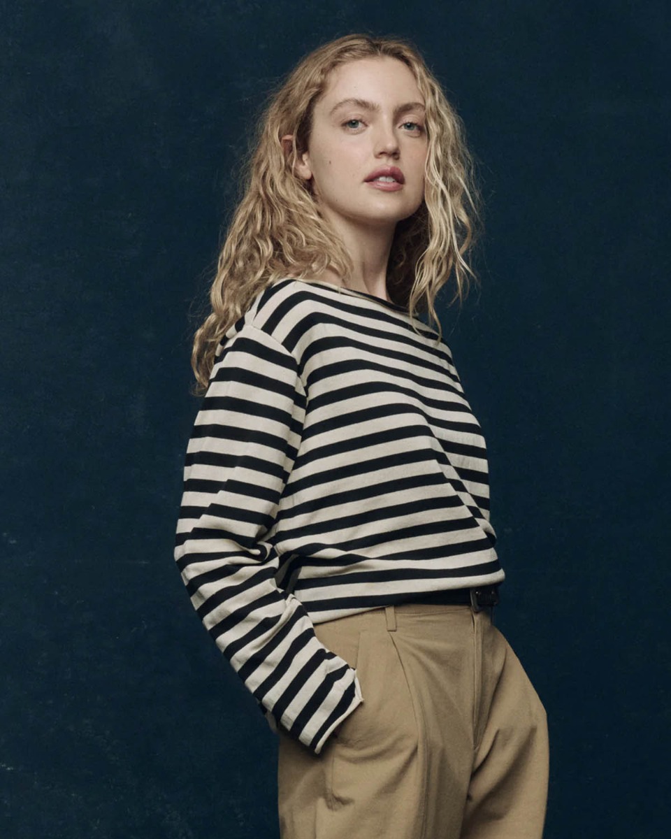 Marini&egrave;re Sailor The Great en coton ray&eacute; noir et cr&egrave;me, port&eacute;e de profil.