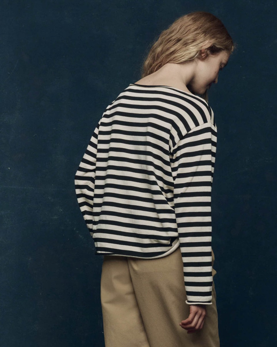 Marini&egrave;re Sailor The Great en coton ray&eacute; noir et cr&egrave;me, port&eacute;e de dos.