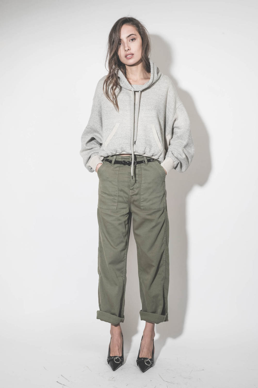 Pantalon en toile kaki army Admiral The Great. Porté de face.