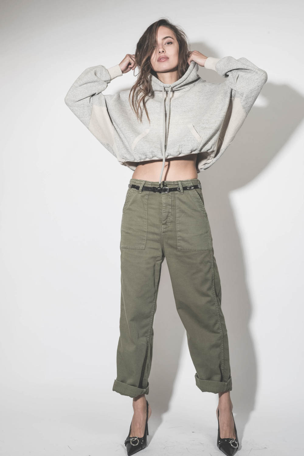 Pantalon en toile kaki army Admiral The Great. Porté avec un sweatshirt gris.