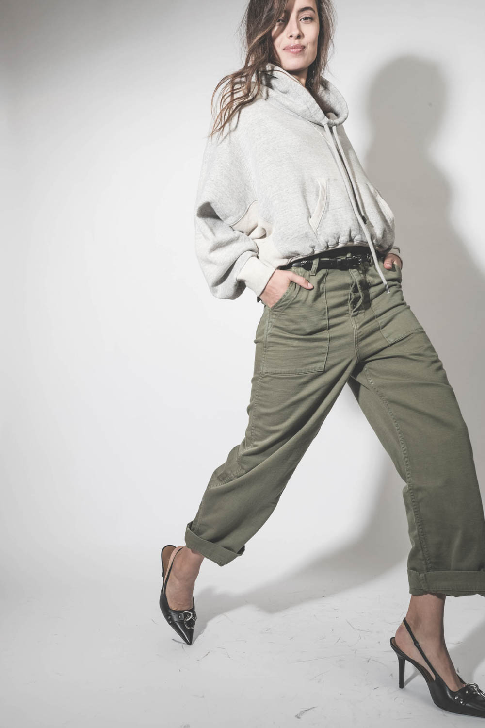 Pantalon en toile kaki army Admiral The Great. Porté de profil.