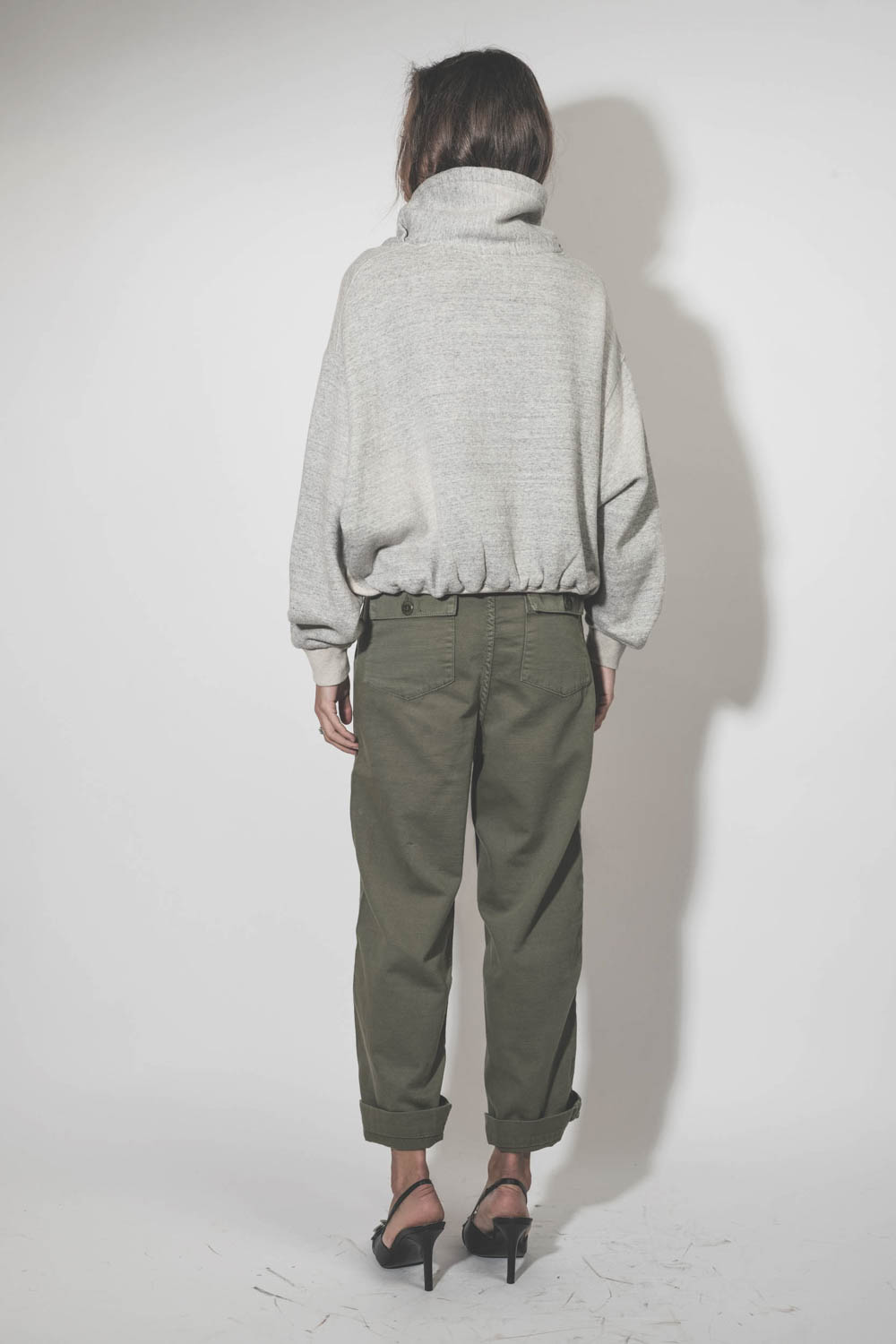 Pantalon en toile kaki army Admiral The Great. Porté de dos.