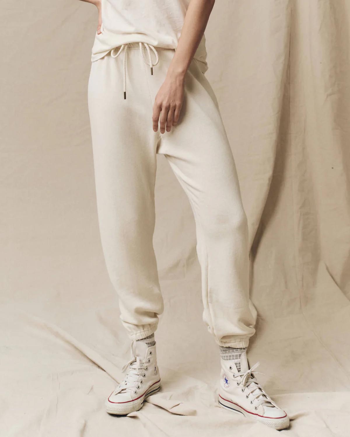 Pantalon jogging Stadium The Great en coton beige. Vue porté  face. 
