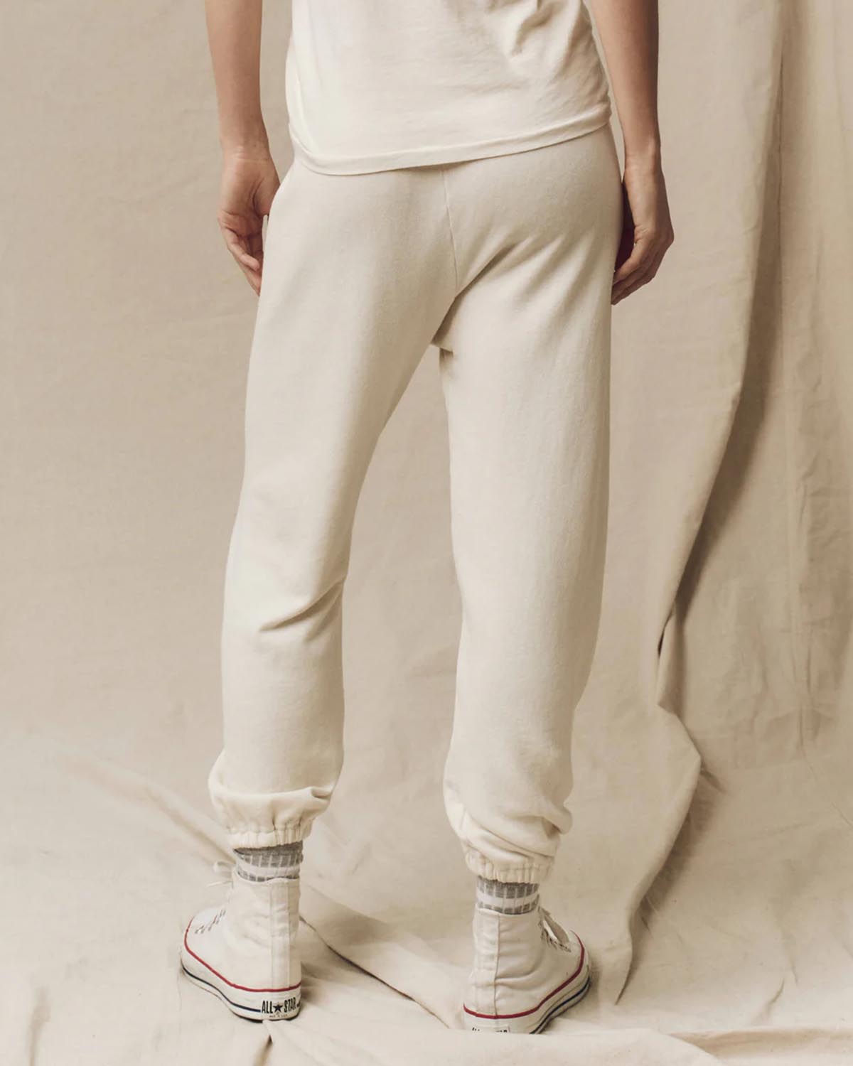 Pantalon jogging Stadium The Great en coton beige. Vue porté dos. 