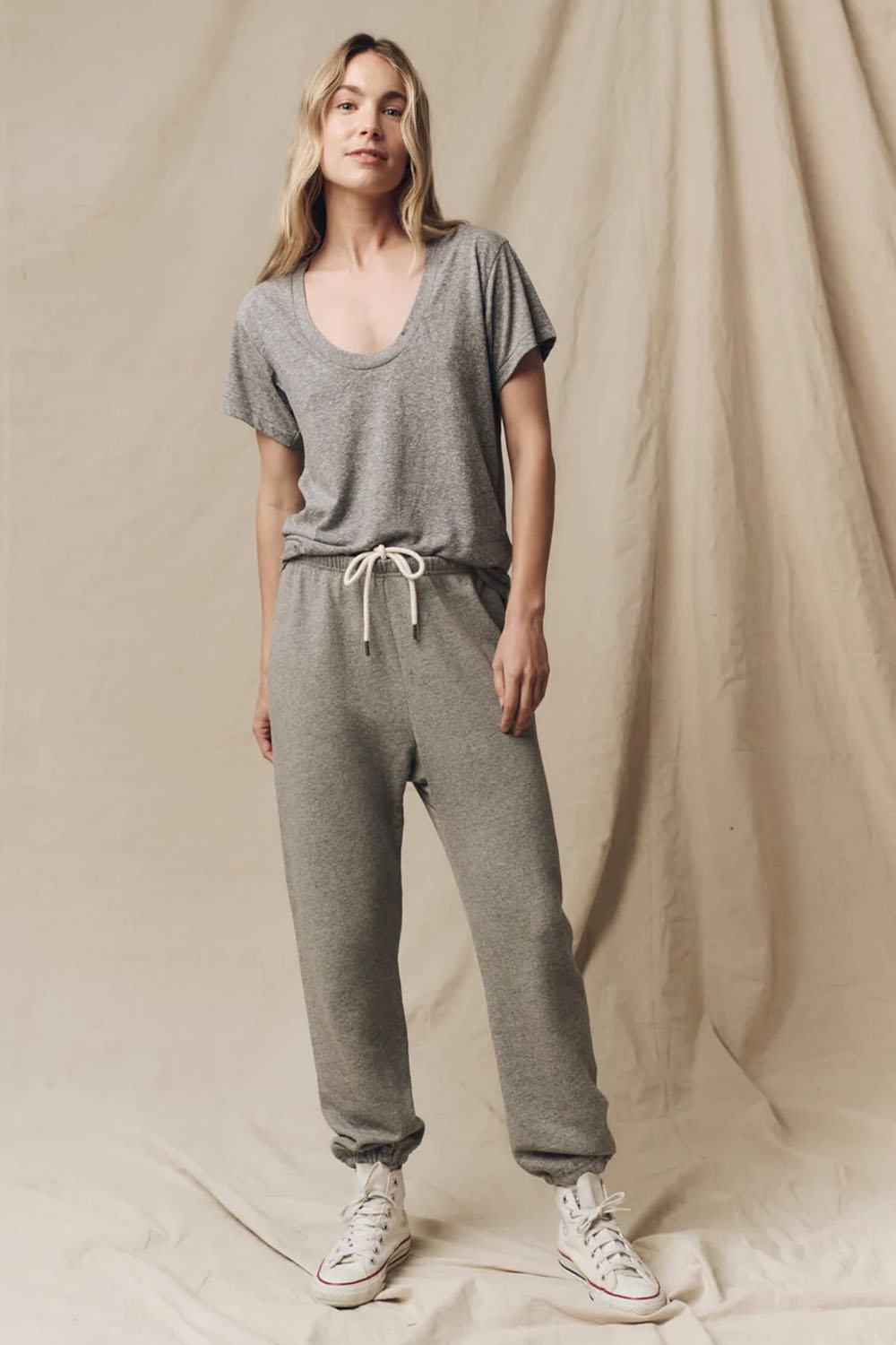 Produit Pantalon jogging Stadium The Great en coton gris. Vue porté face. 
