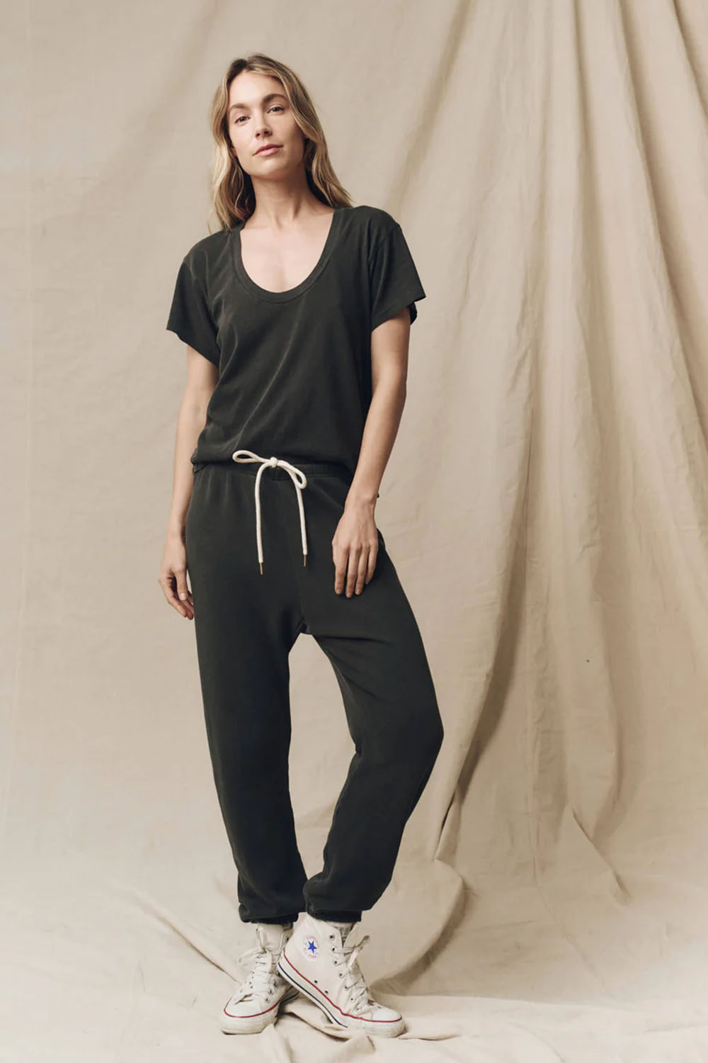 Produit Pantalon jogging Stadium The Great en coton noir délavé. Vue porté face. 
