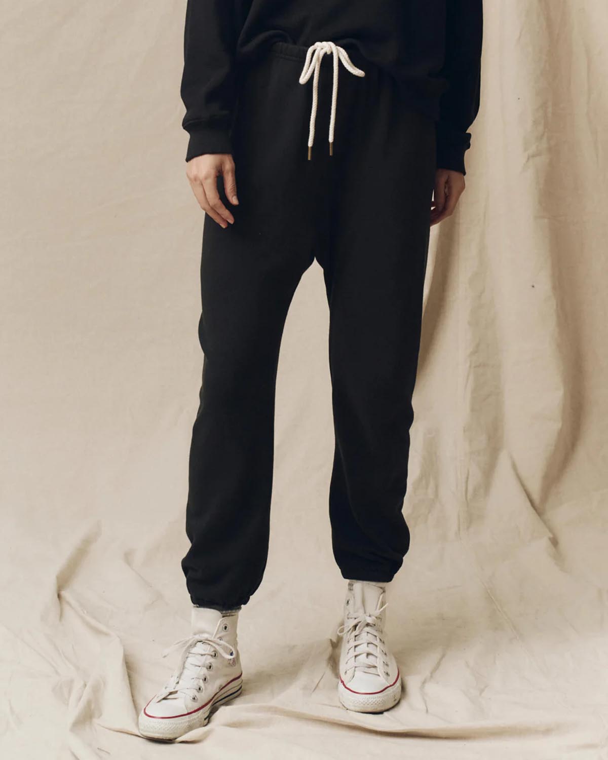 Pantalon jogging Stadium The Great en coton noir. Vue porté face. 
