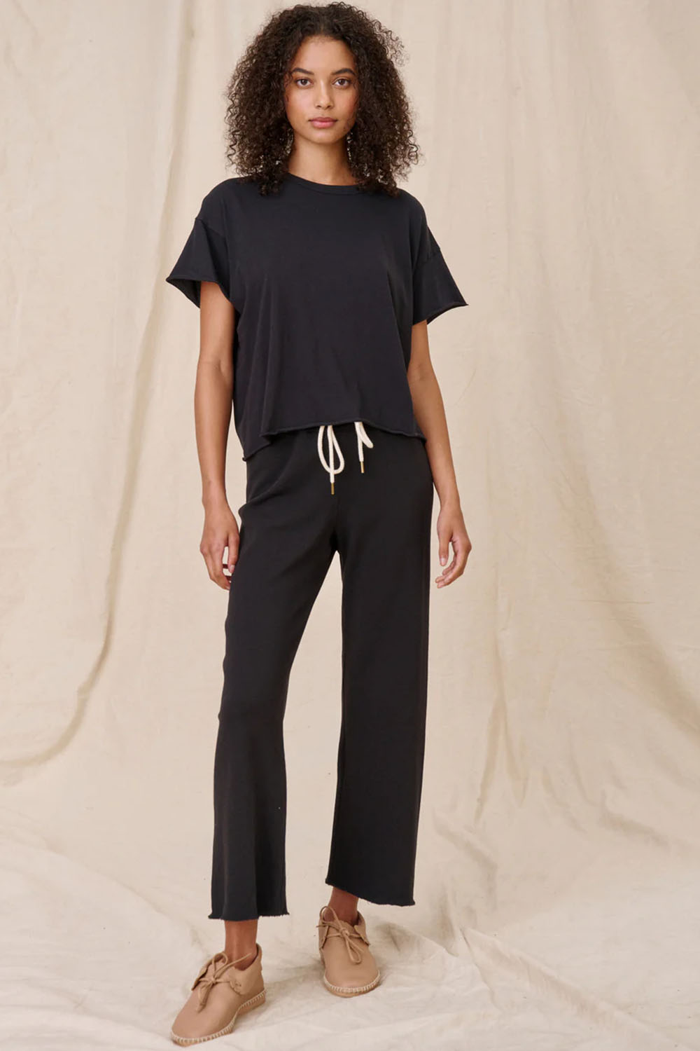 Produit Jogging Wide Leg The Great noir. Vue porté face. 