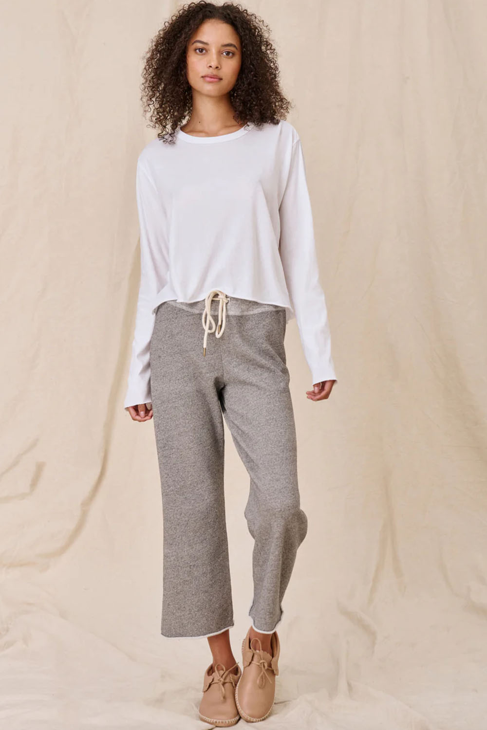 Produit Pantalon jogging Wide Leg The Great en coton gris. Vue porté face. 