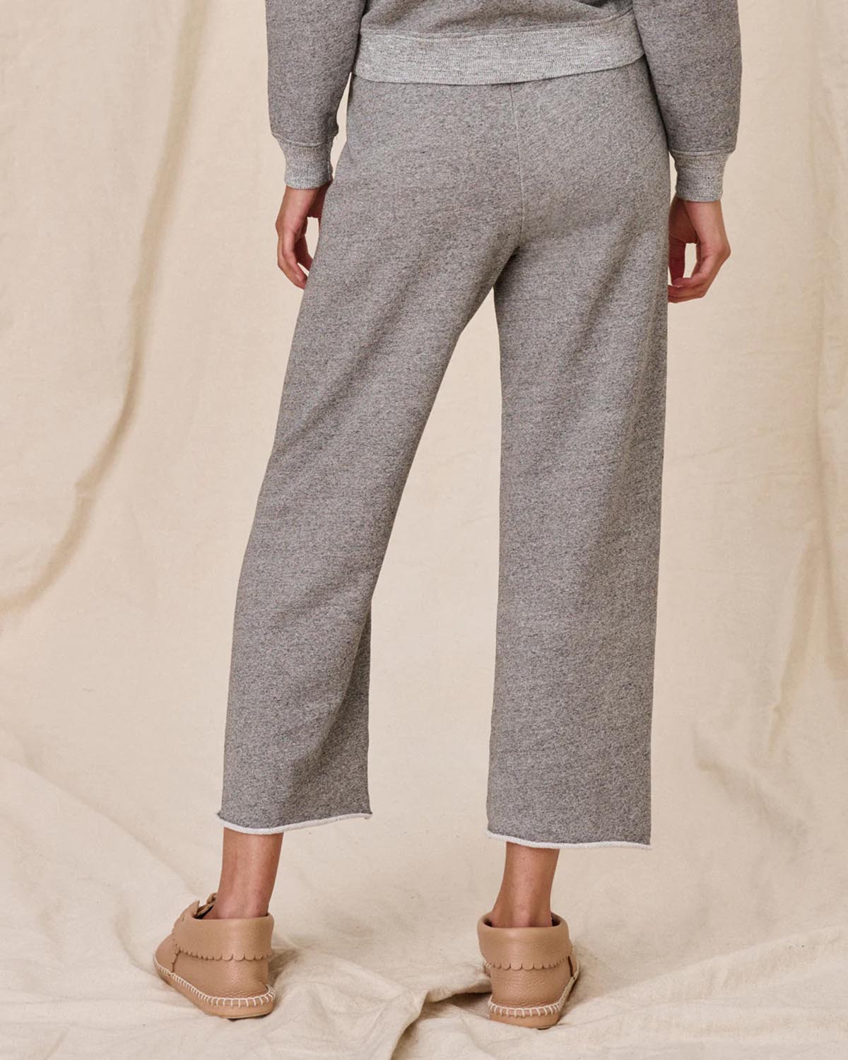 Pantalon jogging Wide Leg The Great en coton gris. Vue dos. 