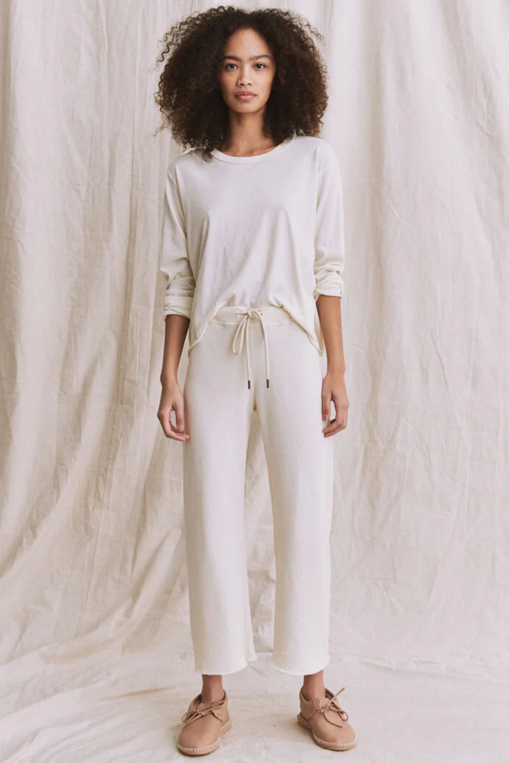 Produit Pantalon jogging Wide Leg The Great en coton écru. Vue porté de face. 