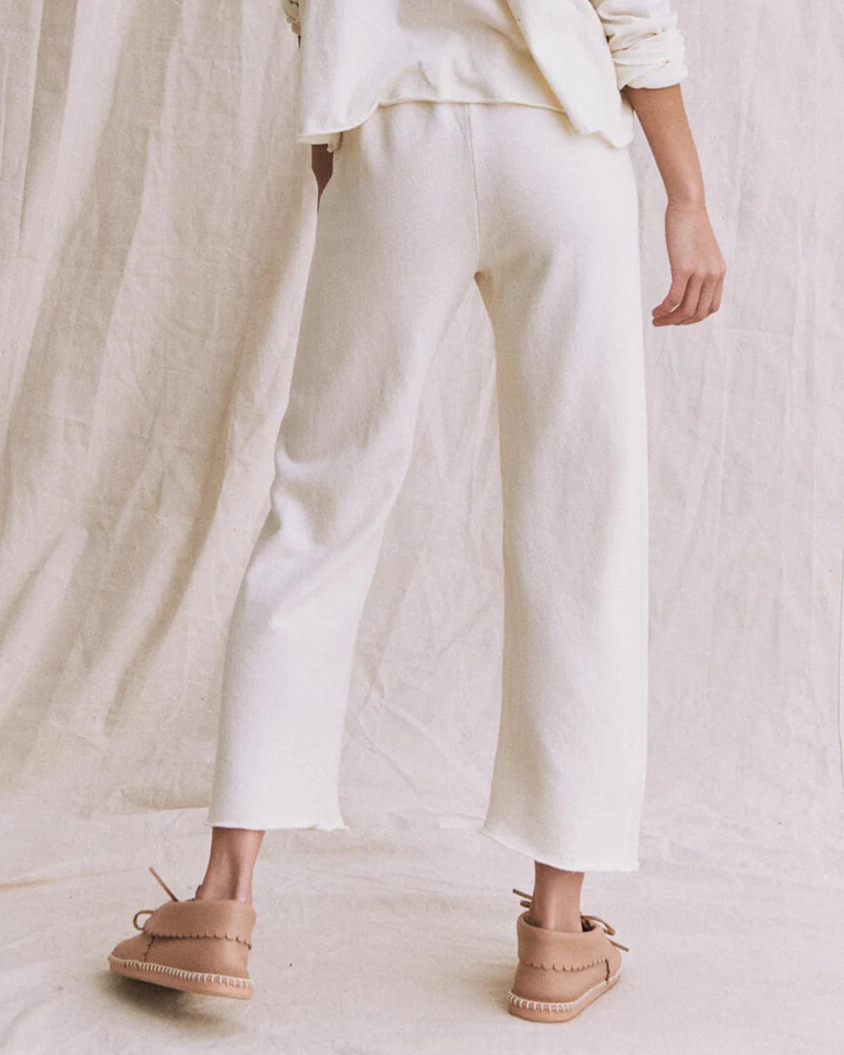 Pantalon jogging Wide Leg The Great en coton écru. Vue porté de dos. 