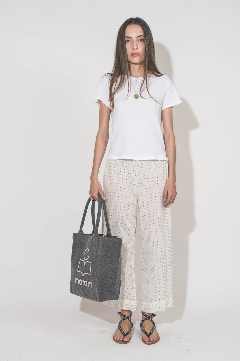 Pantalon Sarouel en voile de coton blanc à pois Easy Sleep The Great. Porté avec un tee-shirt manches courtes blanc Little The Great et des sandales en cuir noir clouté Deltapyr K.Jacques St Tropez. Cabas en toile anthracite logo Marant Yenky petit Isabel