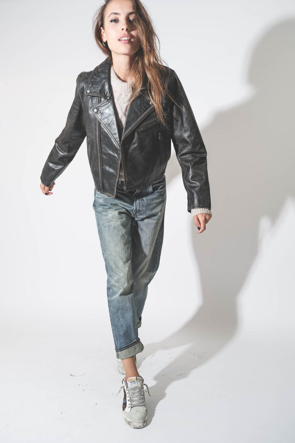 Perfecto en cuir vieilli noir vintage The Great. Porté avec un jean baggy bleu.