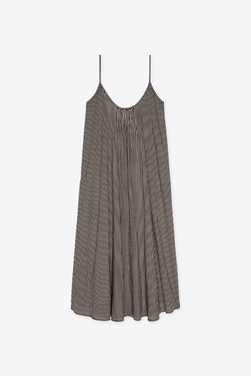 Robe longue &agrave; fines bretelles Slip Sleep The Great en coton ray&eacute; noir et cr&egrave;me, vue de face.