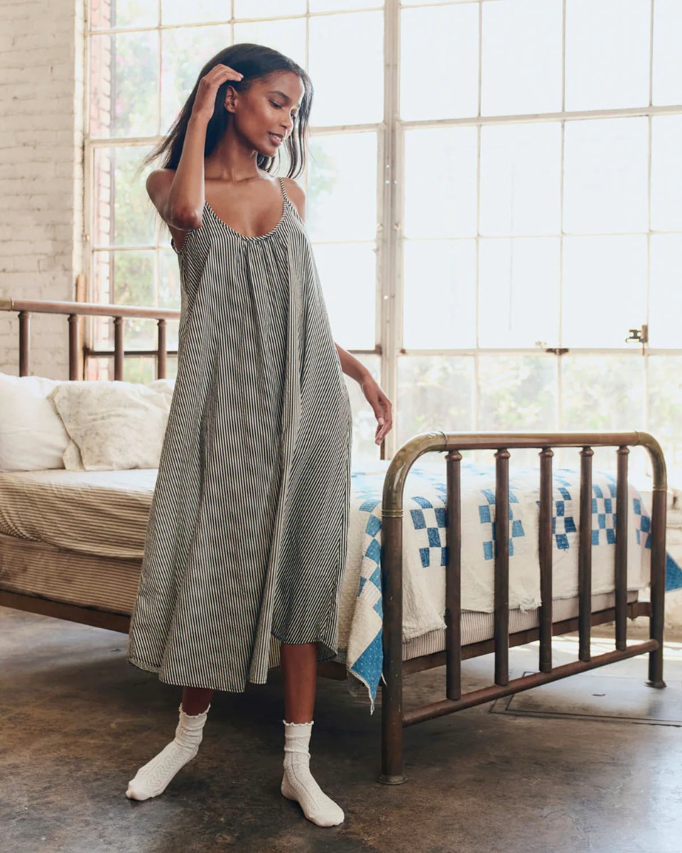 Robe longue &agrave; fines bretelles Slip Sleep The Great en coton ray&eacute; noir et cr&egrave;me, port&eacute;e de face.