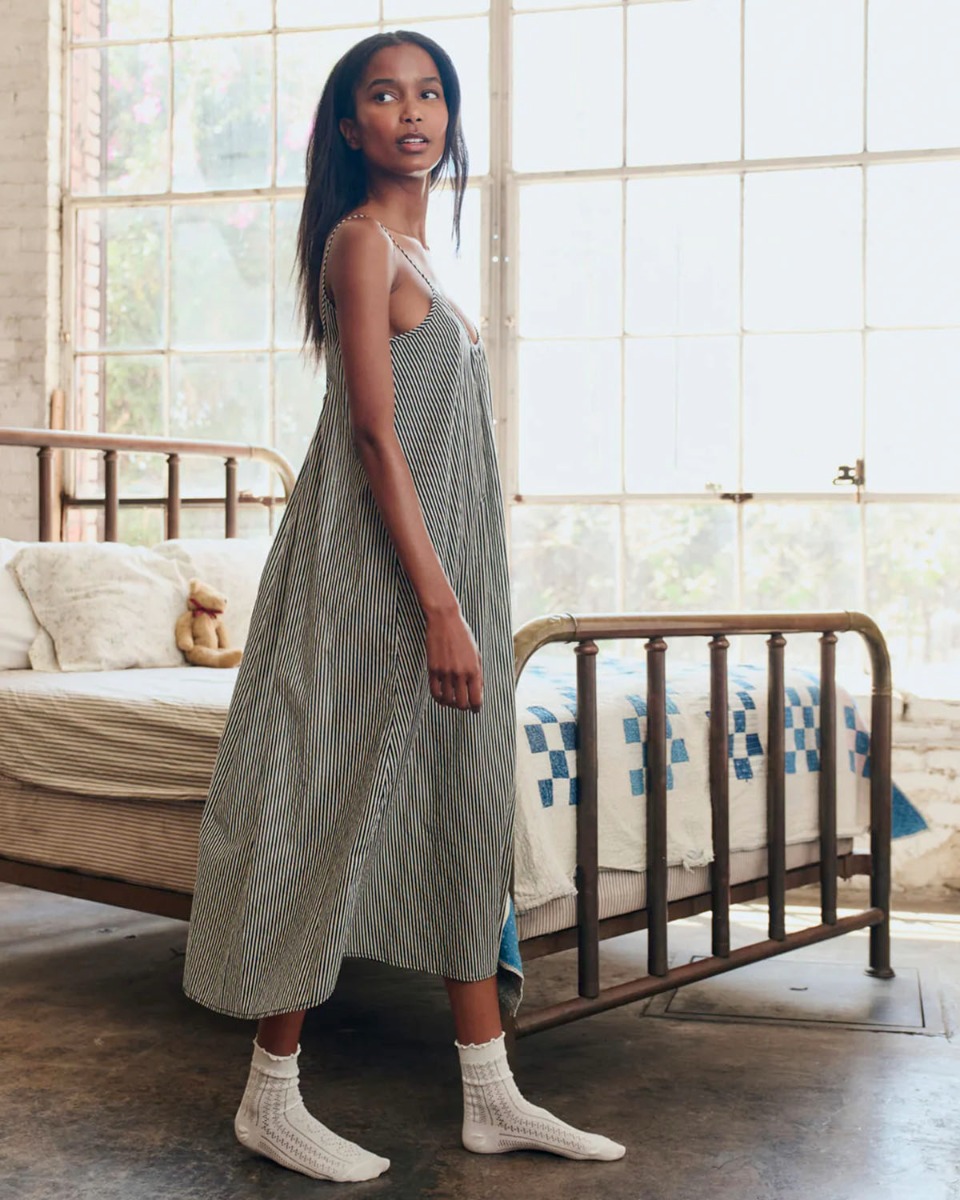 Robe longue &agrave; fines bretelles Slip Sleep The Great en coton ray&eacute; noir et cr&egrave;me, port&eacute;e de profil.