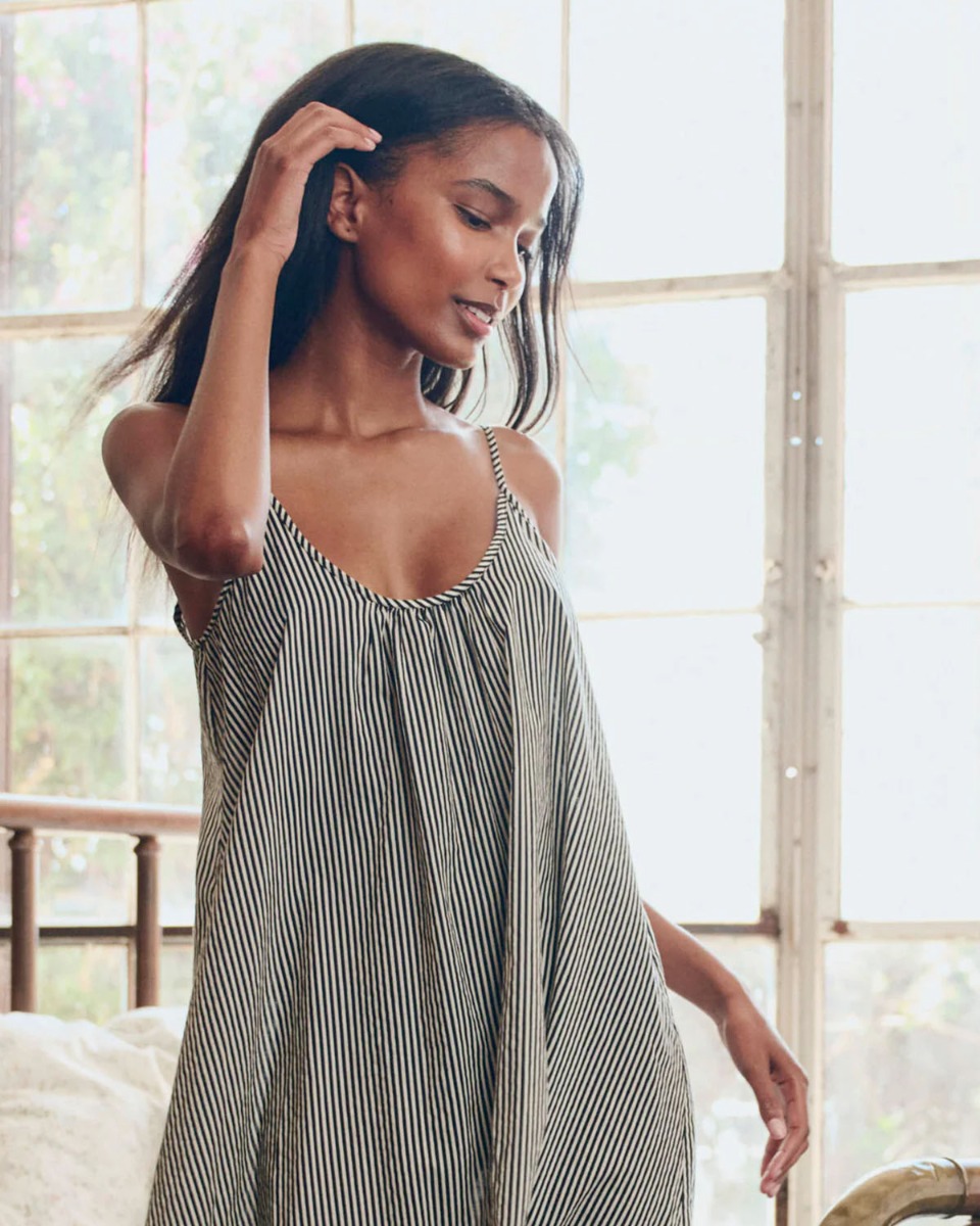 Robe longue &agrave; fines bretelles Slip Sleep The Great en coton ray&eacute; noir et cr&egrave;me. D&eacute;tail de l'encolure d&eacute;gag&eacute;e.