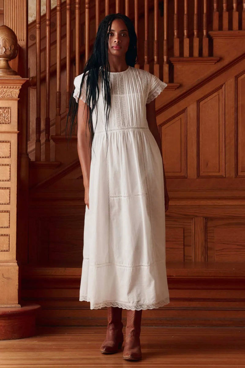 Robe longue Sonnet The Great en coton blanc et dentelle, port&eacute;e de face.