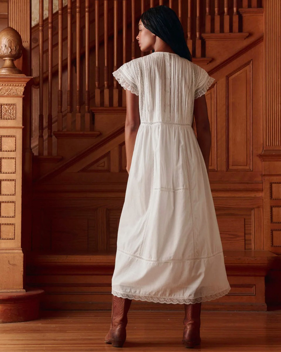 Robe longue Sonnet The Great en coton blanc et dentelle, port&eacute;e de dos.