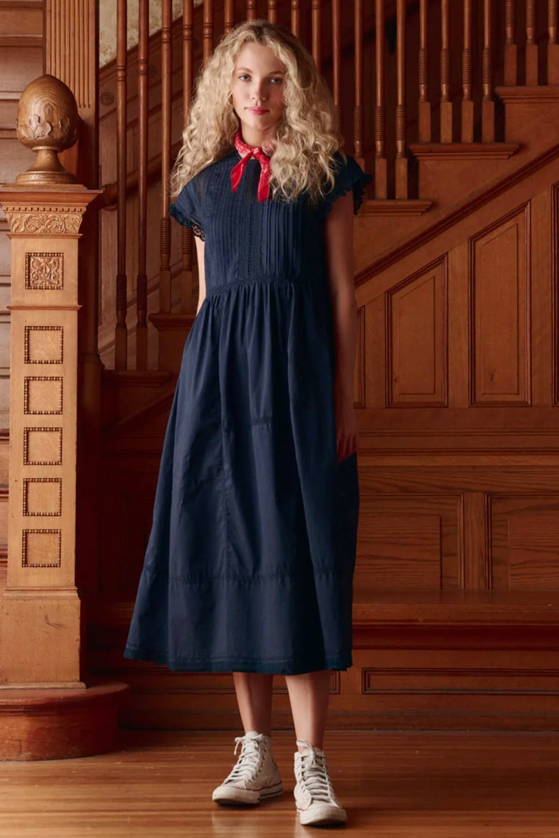 Robe longue Sonnet The Great en coton et dentelle marine, port&eacute;e de face.