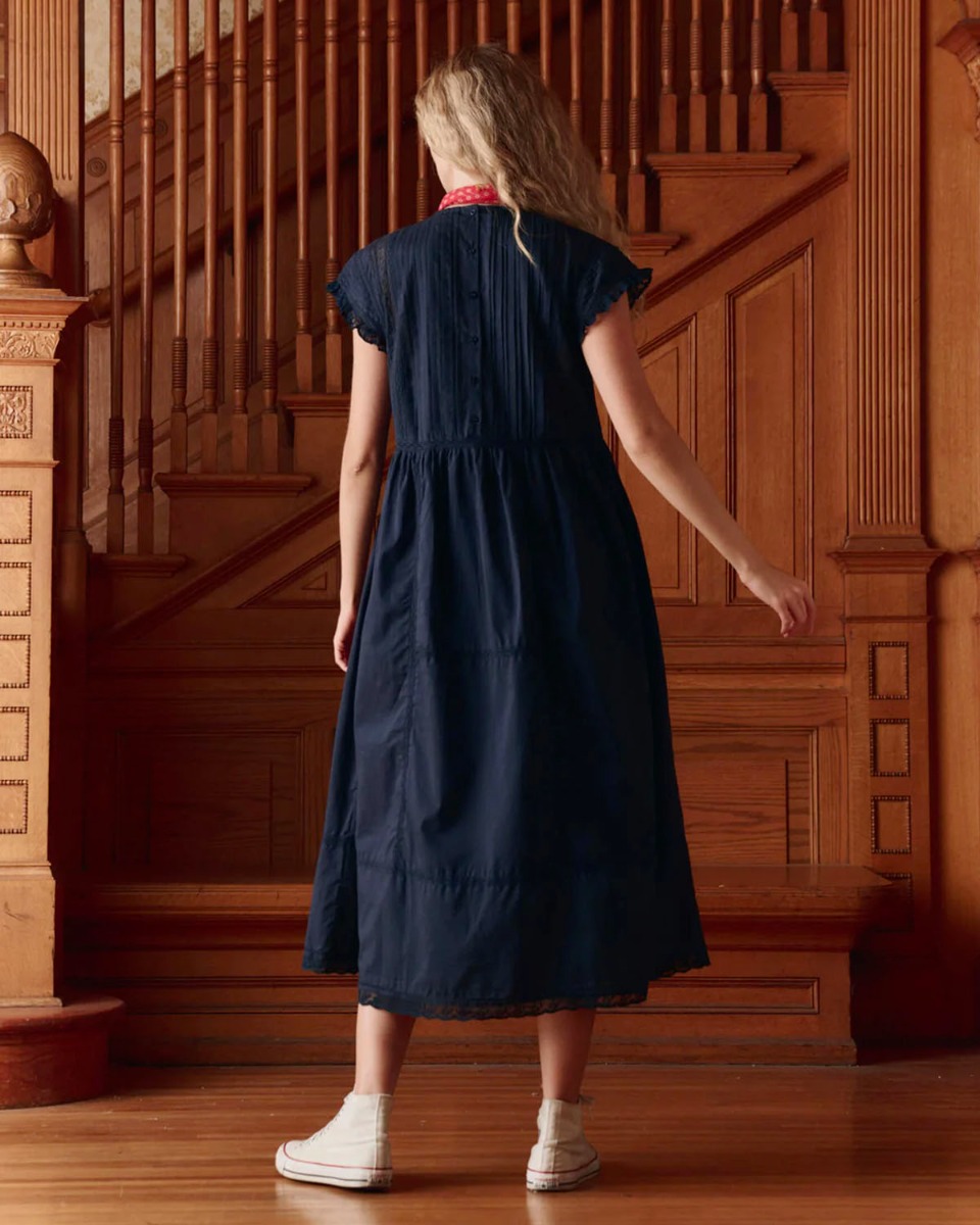 Robe longue Sonnet The Great en coton et dentelle marine, port&eacute;e de dos.