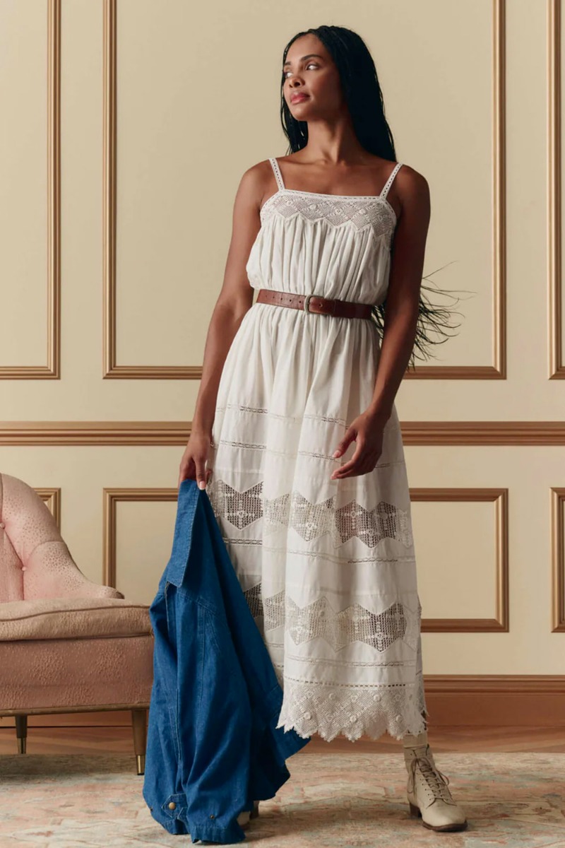 Robe &agrave; fines bretelles Rosette Crochet The Great en coton et dentelle blanche, port&eacute;e de face.