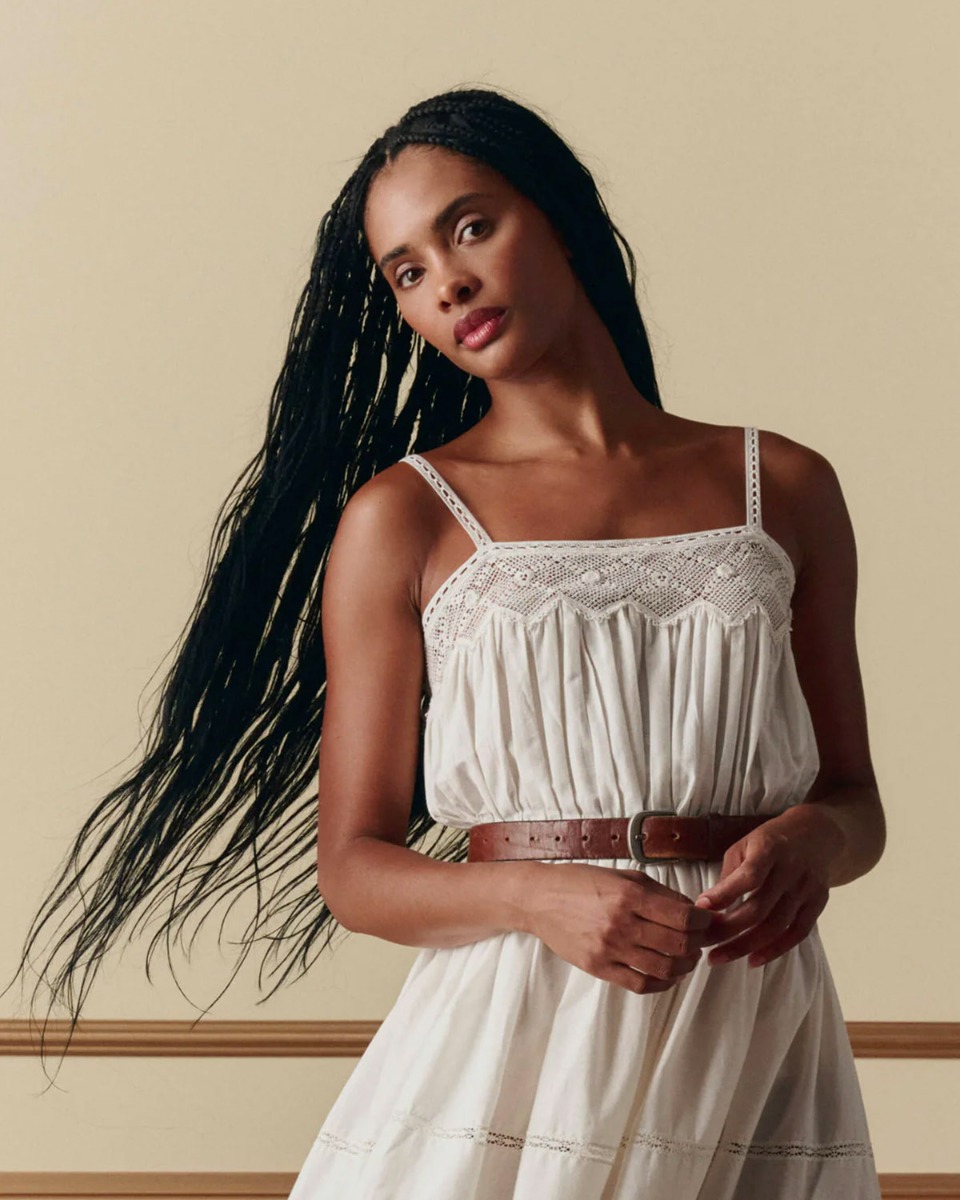 Robe &agrave; fines bretelles Rosette Crochet The Great en coton et dentelle blanche. D&eacute;tail de la dentelle &agrave; rosettes d'inspiration victorienne.