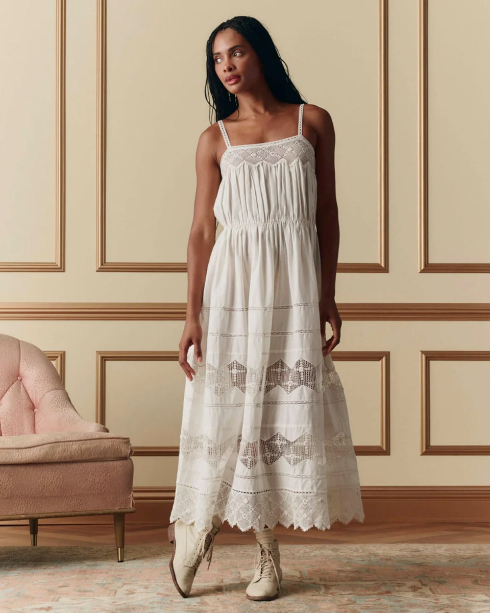 Robe &agrave; fines bretelles Rosette Crochet The Great en coton et dentelle blanche, port&eacute;e de face sans ceinture.