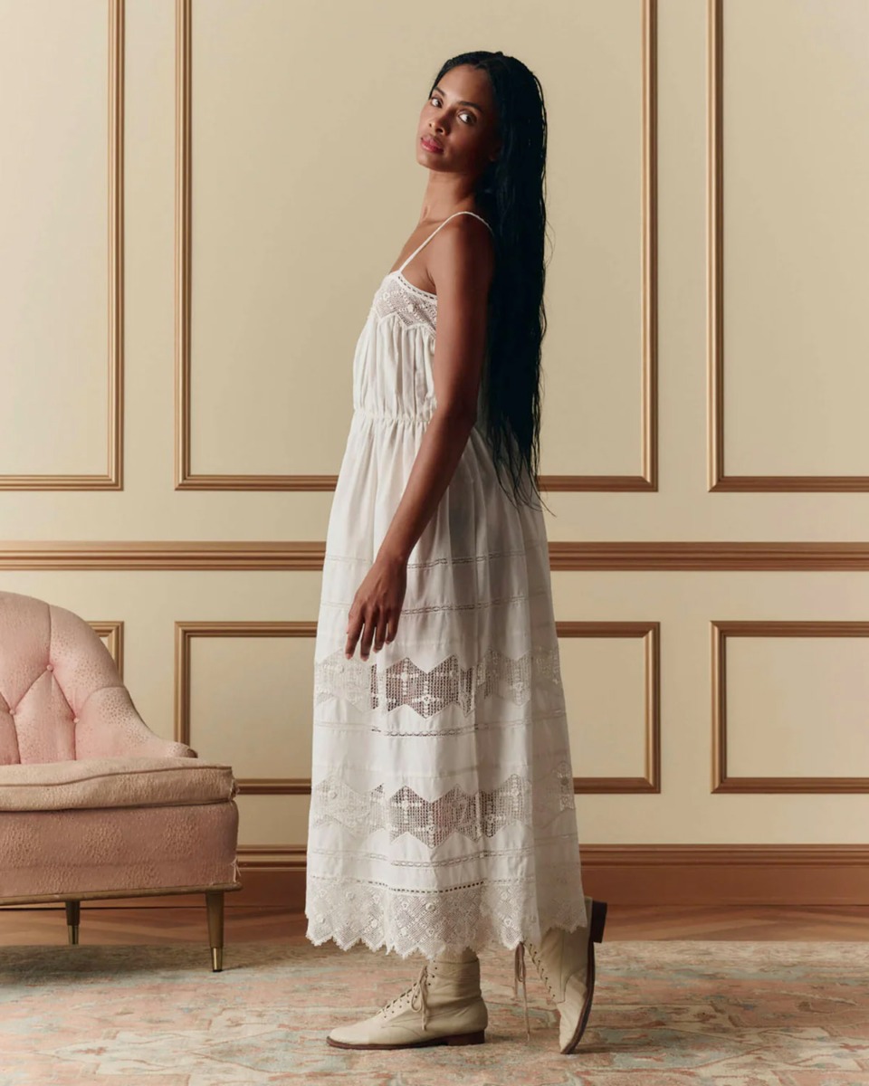 Robe &agrave; fines bretelles Rosette Crochet The Great en coton et dentelle blanche, port&eacute;e de profil.