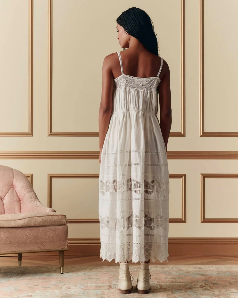 Robe &agrave; fines bretelles Rosette Crochet The Great en coton et dentelle blanche, port&eacute;e de dos.