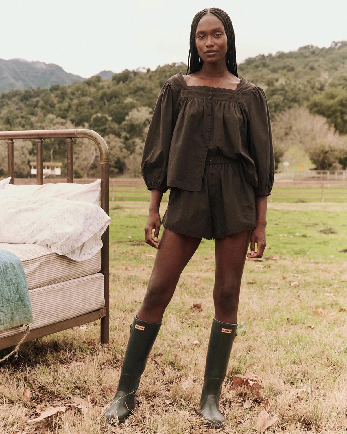 Short court en coton brodé taille élastique avec bouton Eyelet Noir. Thème Sleep. Porté de face avec une blouse coordonnée. 