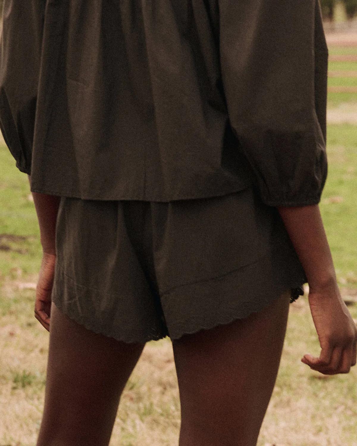 Short court en coton brodé taille élastique avec bouton Eyelet Noir. Thème Sleep. Porté de dos avec une blouse coordonnée. 