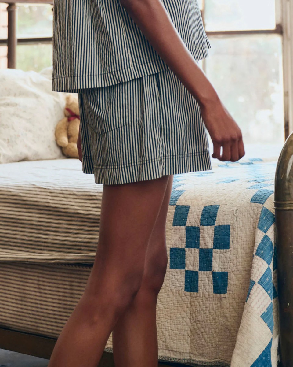 Short Boxer Sleep The Great en coton &agrave; rayures noir et cr&egrave;me, port&eacute; de profil.