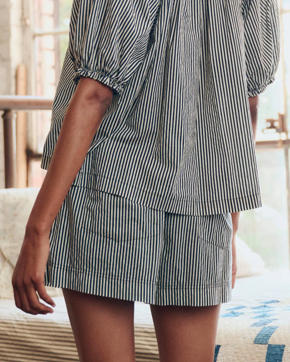 Short Boxer Sleep The Great en coton &agrave; rayures noir et cr&egrave;me, port&eacute; de dos.