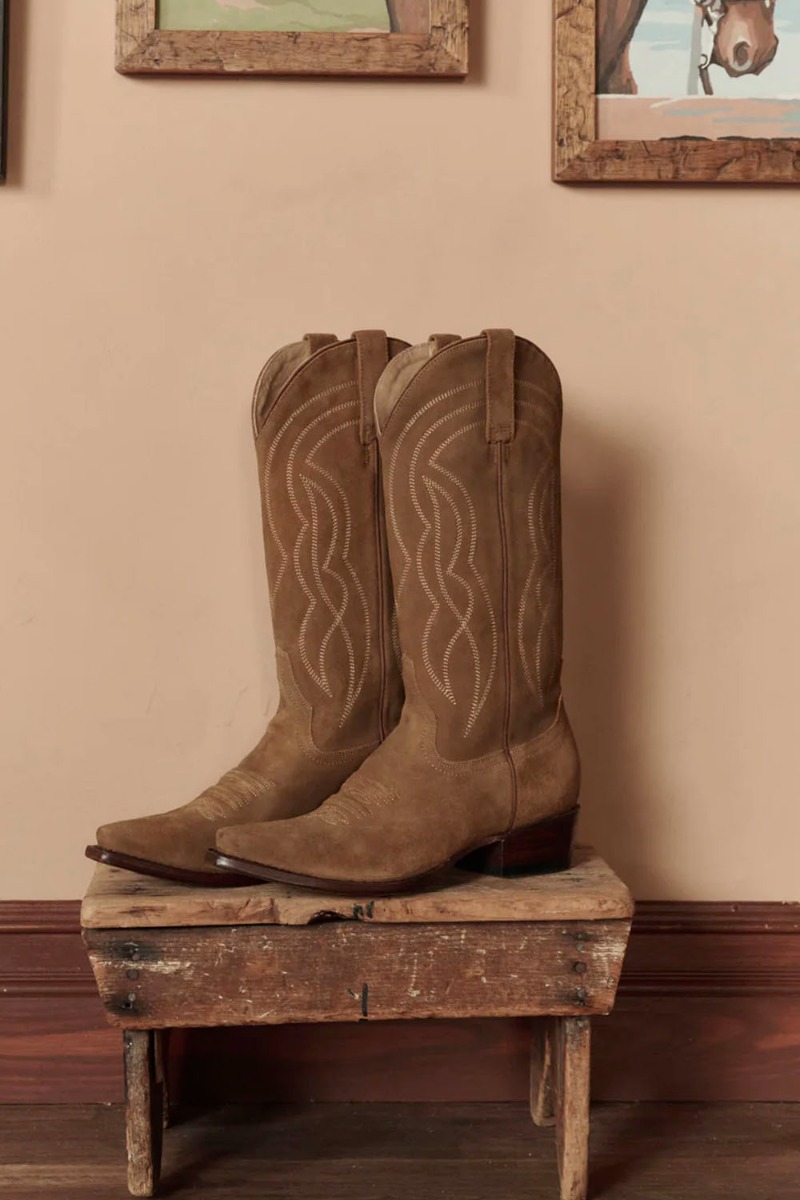 Bottes de cowboy Stetson & The Great en daim camel, vues de profil. Edition limit&eacute;e.