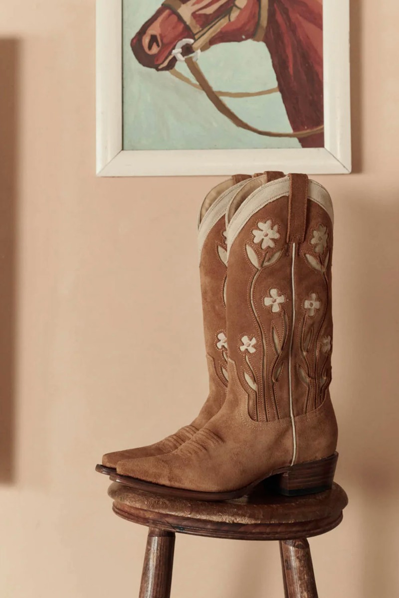 Bottes de cowboy Stetson x The Great en daim camel fleurs brod&eacute;es &eacute;cru, vues de profil. Edition limit&eacute;e.