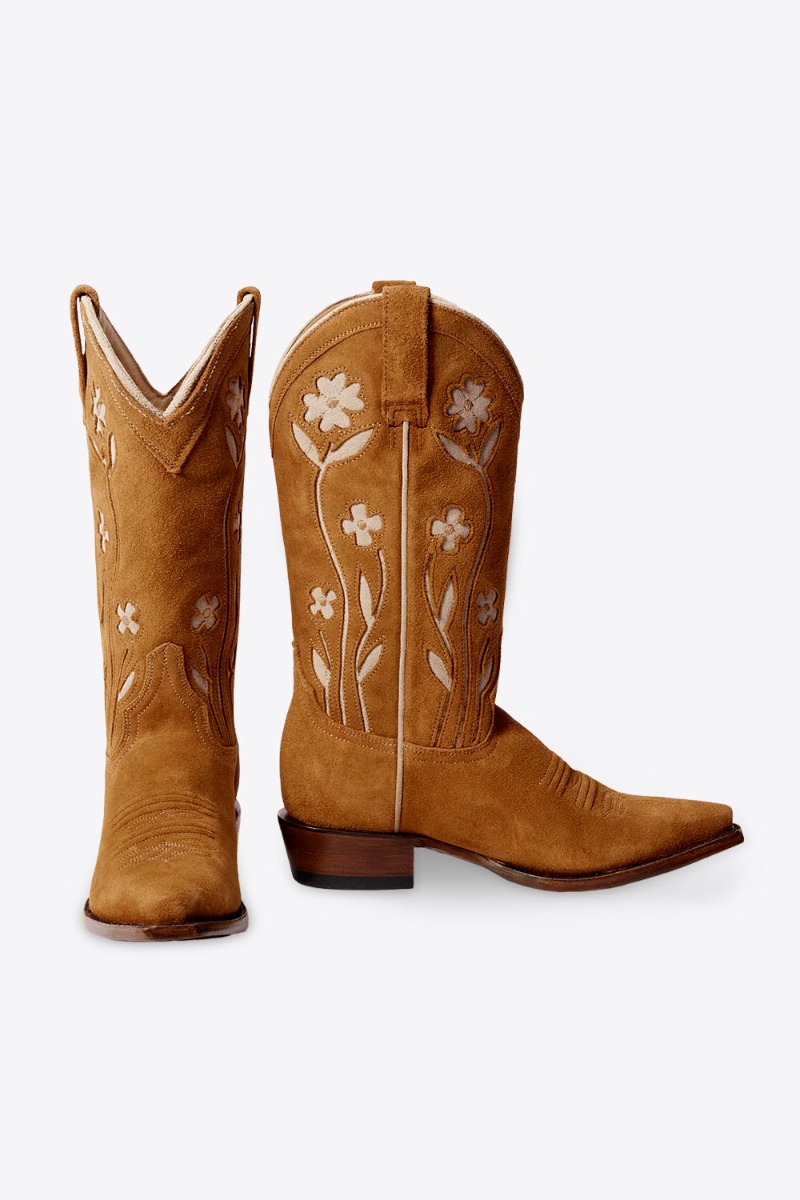 Bottes de cowboy Stetson x The Great en daim camel fleurs brod&eacute;es &eacute;cru, vues de face et profil. Edition limit&eacute;e.