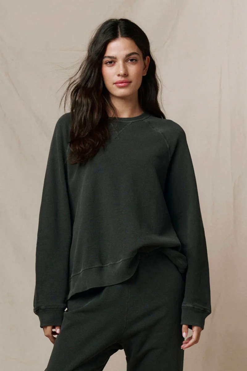 Sweatshirt Slouch The Great en coton noir, port&eacute; de face.